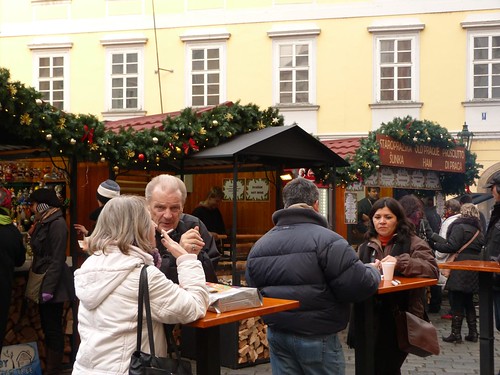 Escena en un mercadillo de Navidad de Praga