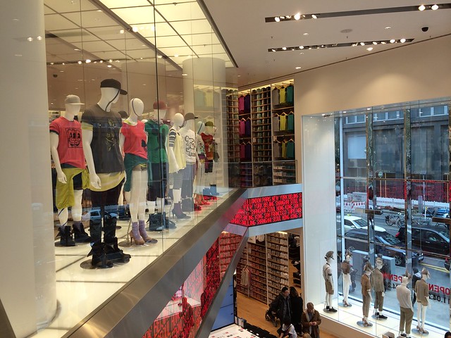 Berlin Uniqlo flagship store opening_grand entrance with ticker and revolving mannequins