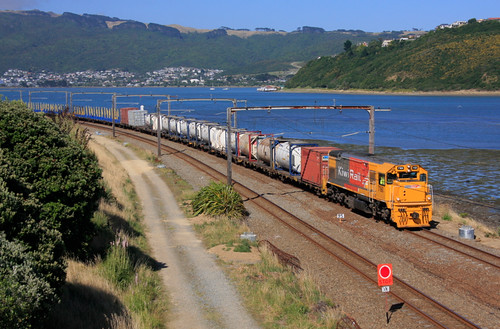 dfb7160 gmdd emd dfb train railway paremata kiwi rail electro motive porirua inlet freight