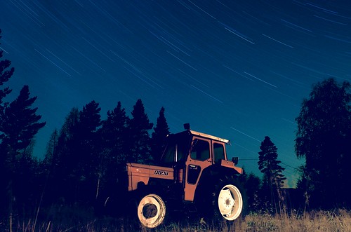 wood longexposure tractor night star nikon wideangle oldschool trail 20mm nikkor 35 ai f35 startrail manuallens 30min filmlens nikkor20mmf35ai d7000