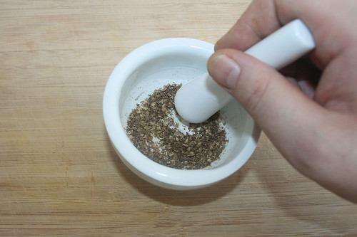 32 - Koriandersamen mörsern / Grind up coriander seeds