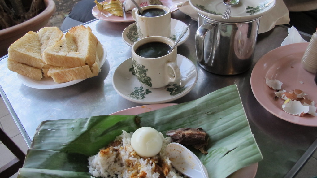 Nasi Dagang （一种粘米煮成的饭）, Roti Bakar (烧面包), Kopi-O (Black Coffee)