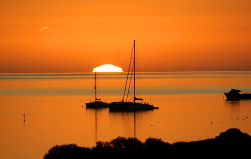 australia westernaustralia monkeymia sunrise orange orangesunrise boat indianocean sailingboat sun risingsun oz wa catamaran