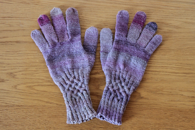 Knotty gloves in handspun yarn