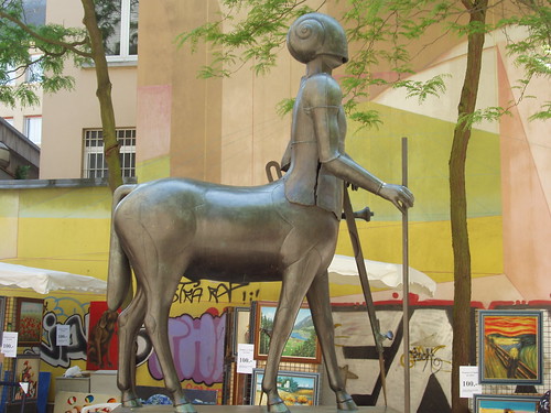 200505280043_snail-headed-rider-horse-statue