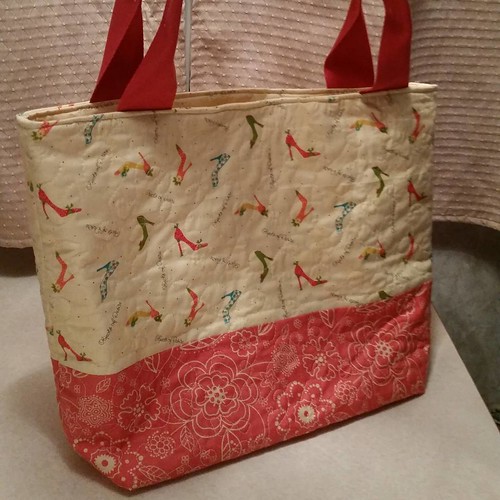 Another bag finished this week. This bag took on a life of its own as leftover fabrics were just being used as a test to figure out what size to make another bag. I love that I don't follow a pattern and just use the fabric I have to make it whatever size