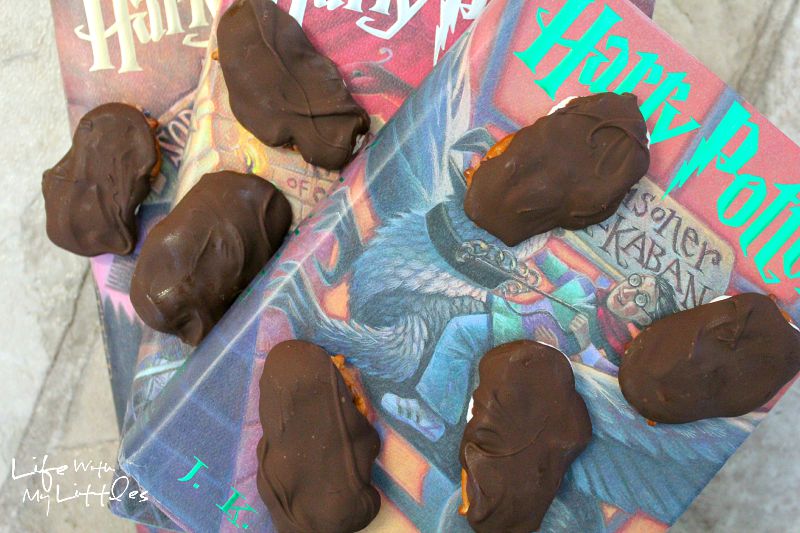 Homemade cockroach clusters just like from Harry Potter! The perfect candy dessert for your next Harry Potter party!