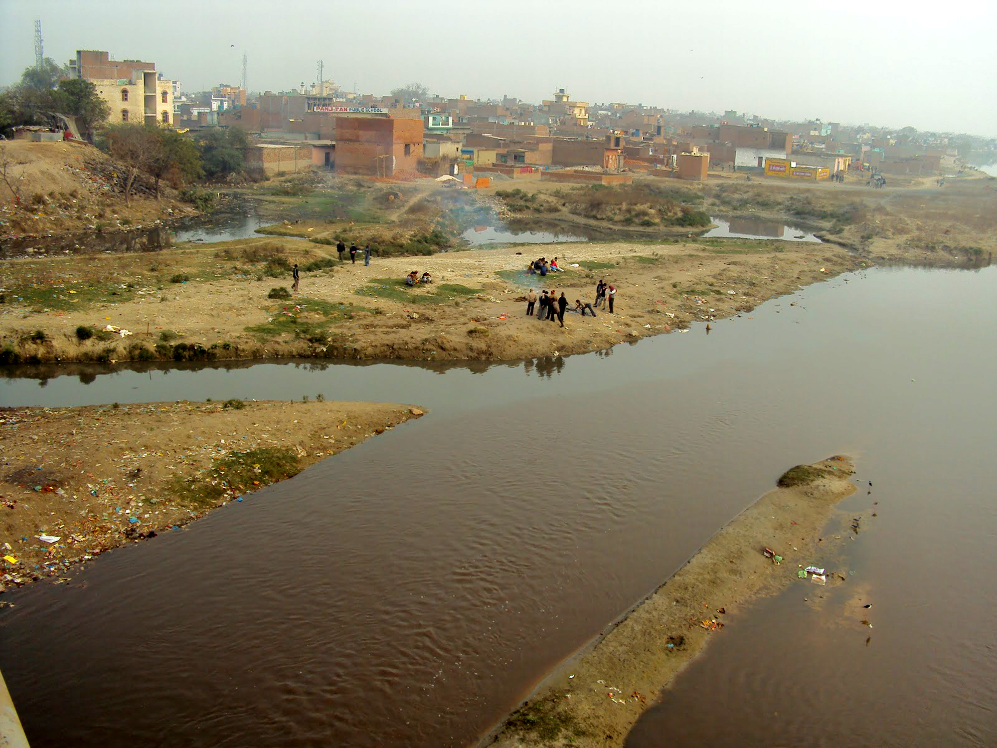 हिंडन नदी के डूब क्षेत्र में अवैध निर्माण