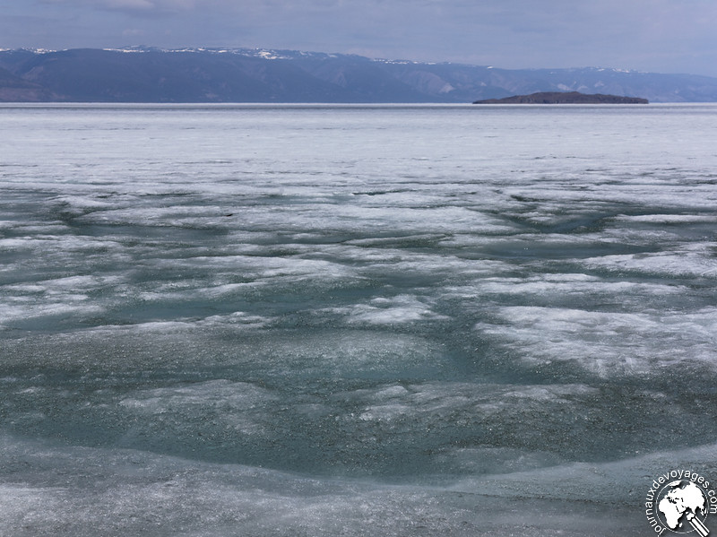 Glace en cours de dégel du lac Baïkal