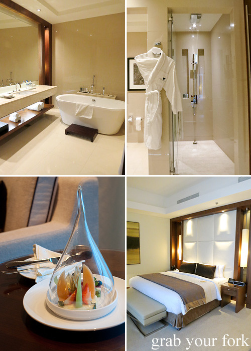 JW Marriott Marquis Hotel Dubai bahtroom, rainshower and bedroom