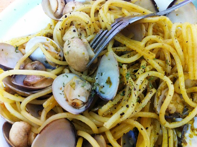 Spaghetti with pesto, sautéed hamaguri and mushroom
