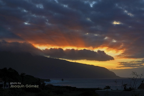ocean sunset clouds island coast spain cloudy volcanic atlanticocean canaryislands frontera crepuscularrays elgolfo elhierro tamron175028