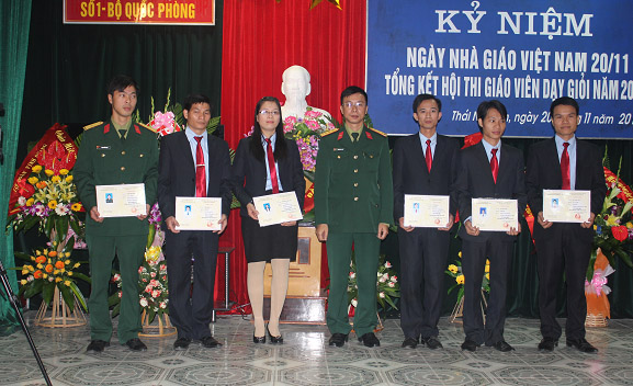 Đồng chí Thượng tá Phạm Văn Hòa – Hiệu trưởng nhà trường trao giấy chứng nhận giáo viên dạy giỏi cấp nhà trường cho các đồng chí đạt giải trong hội thi giáo viên dạy giỏi.