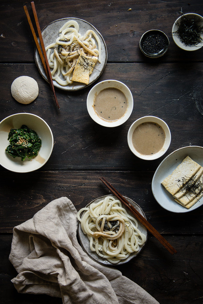 udon noodles with sesame dipping sauce | two red bowls
