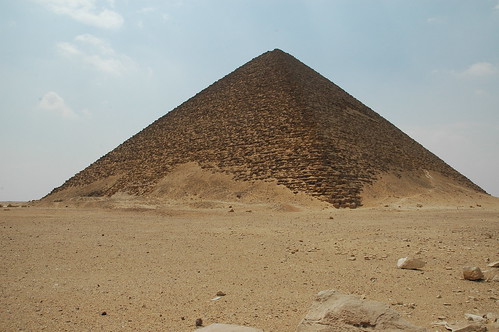 赤いピラミッド