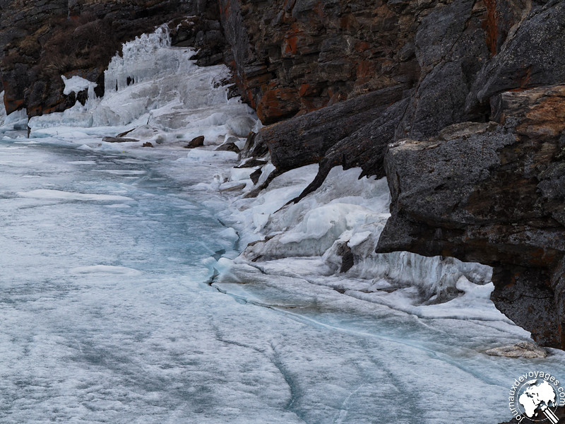 Fragments de glace sur les rochers du lac Baïkal