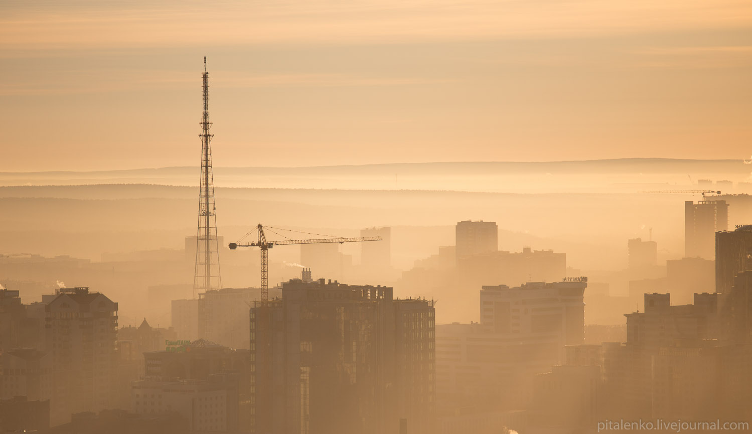 140 метров в час. Высота 140 метров. Башня со смогом. Башня Исеть Екатеринбург высота. Высота 140 метров фото.