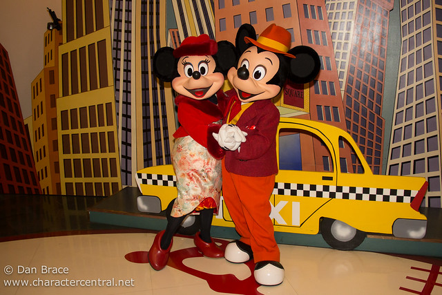 Meeting Mickey and Minnie in special outfits for Valentine's Day