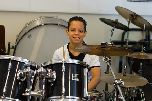 Een jonge en enthousisaste drummer