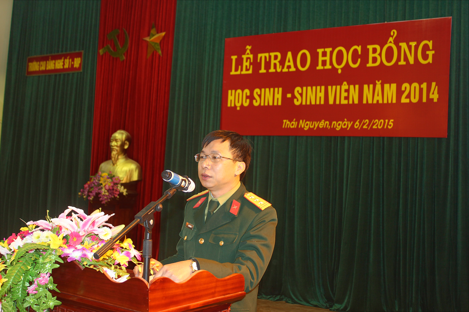 Đồng chí Thượng tá Phạm Văn Hòa – Hiệu trưởng nhà trường phát biểu tại buổi lễ trao học bổng