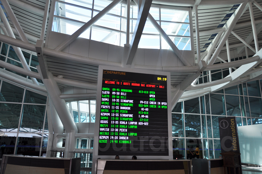 Национальный аэропорт прилеты сегодня. Нгура рай Бали аэропорт. Бали аэропорт прилета. Денпасар Бали аэропорт. Аэропорт Нгурах-рай (dps).
