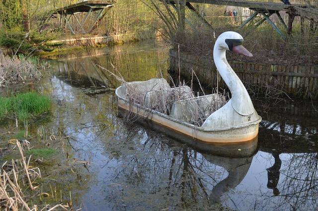 Spreepark Berlin Kulturpark Plaenterwald_abandoned amusement park_swan boat ride overgrown with grass