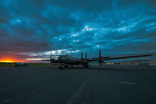 sunset wisconsin airplane unitedstates aviation madison ww2 bomber fifi warbirds 5star eaa dcra b29superfortress ©jrj