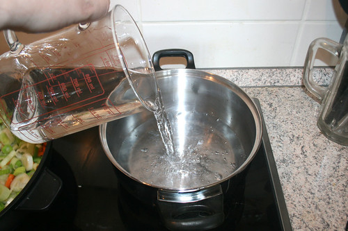 33 - Wasser für Reis aufsetzen / Heat water for rice