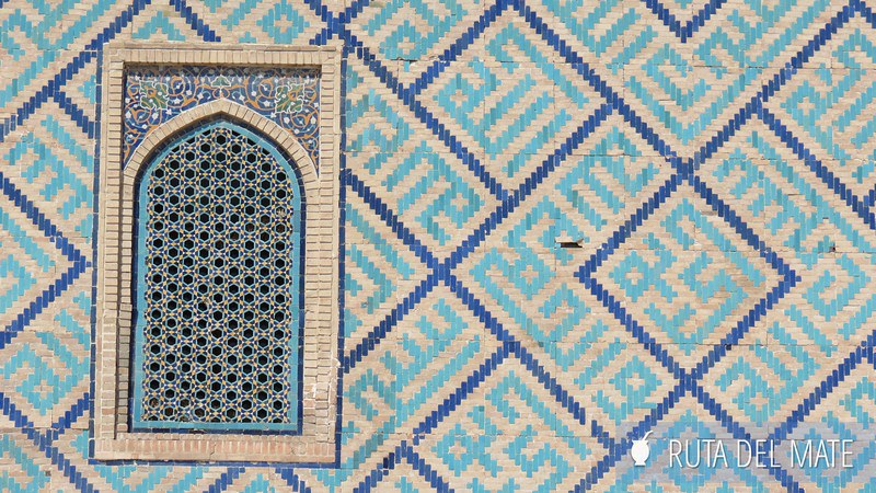 Detalles en turquesa y azules de las paredes de Madraza Sher Dor, del Registán de Samarcanda.