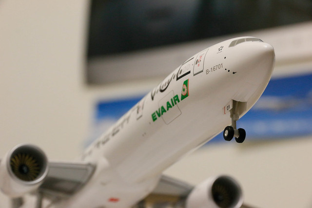 長榮 EVA Air Star Alliance Livery 777-300ER 模型開箱 前起落架