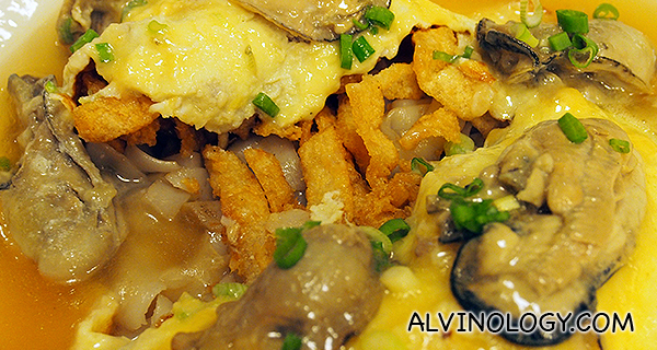 When you split the omelette open, there is a mix of fried and soft hor fun inside, blending two different textures for a kick