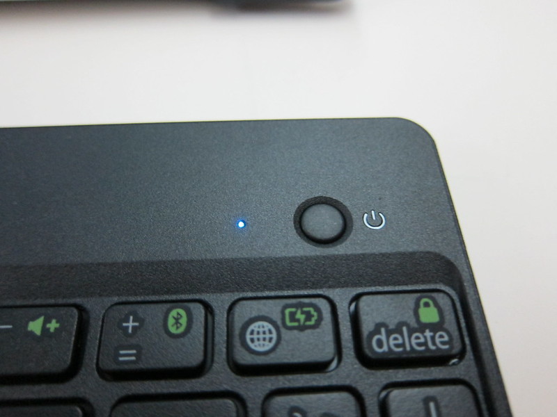 Moshi VersaKeyboard for iPad Air - Bluetooth Keyboard Indicator Light