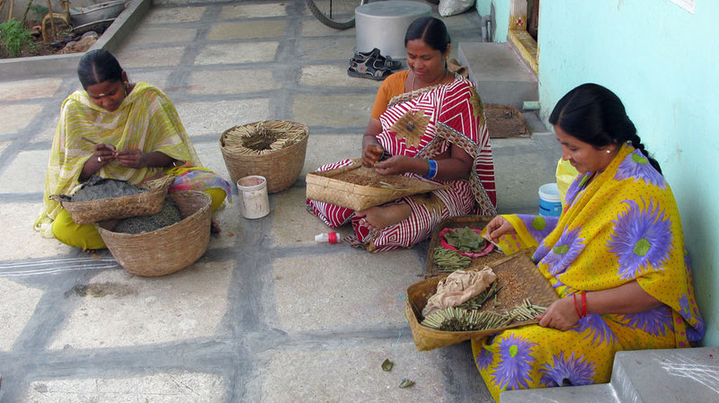 最右邊的拉瑪（Rama）以捲香煙為生，每天收入30至40盧比，不到1美元。然而，她欠了五間小額貸款公司的債務總額超過1200美元。她並不期待自己有朝一日能還清。（影像來源：<a href = "http://www.npr.org/2010/12/31/132497267/indias-poor-reel-under-microfinance-debt-burden">Corey Flintoff/NPR</a>）