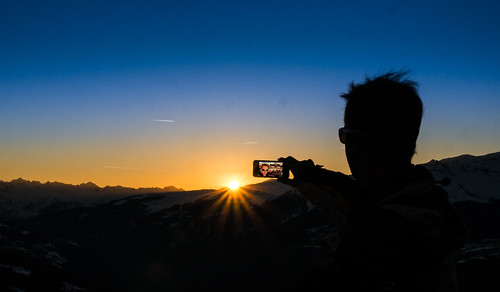 blue sunset portrait sun snow ski france alps montagne alpes self soleil autoportrait bleu neige skying montain coucherdesoleil iphone selfie