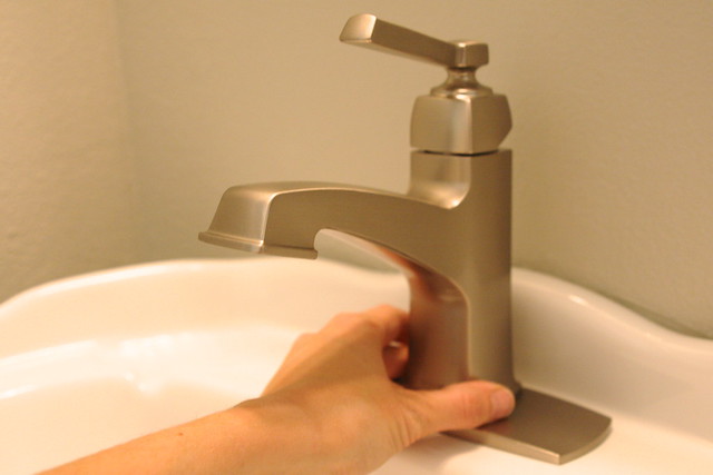 how to remove a moen bathtub faucet handle