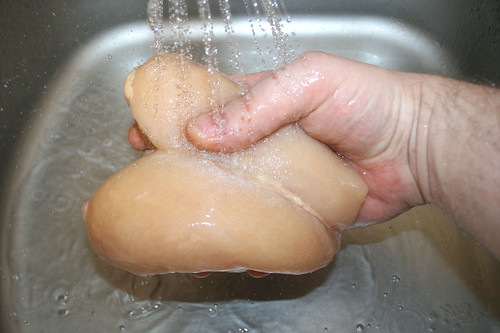 19 - Hä̈hnchenbrust waschen / Wash chicken breast