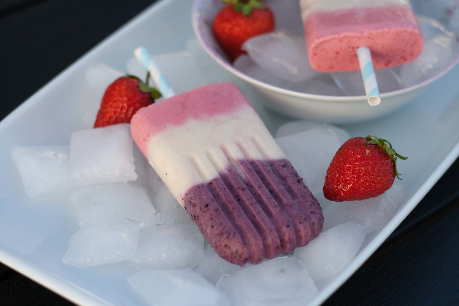 Recipe for Homemade Popsicle with Greek Yogurt and Berries