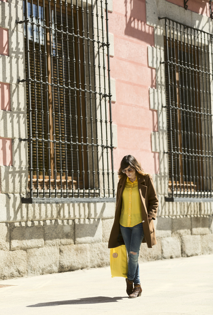 street style barbara crespo yellow dipped hem blouse sheinside sheinsider coat fashion blogger outfit blog de moda