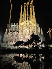 Reflejada.....  en el lago de la plaza Gaudi