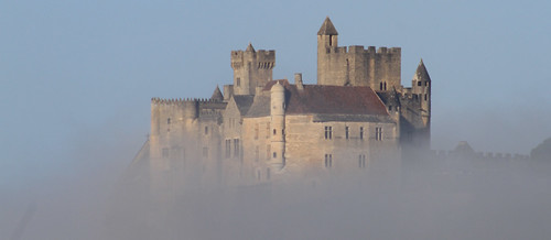 Château de Beynac dans la brume by montestier