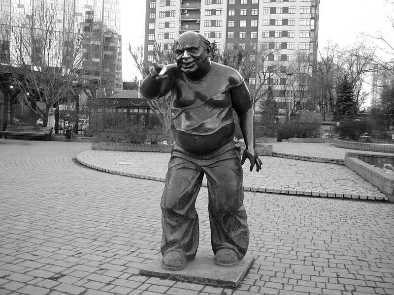 «Доцент» («Assistant Professor»), Monument to the actor Evgeny Leonov