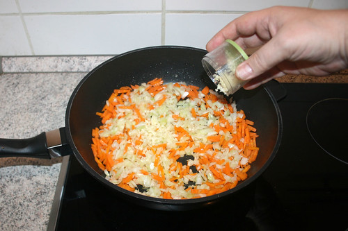 25 - Zwiebeln & Knoblauch hinzufügen / Add onion & garlic