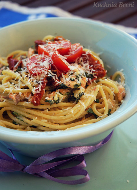 Makaron spaghetti ze szpinakiem i łososiem