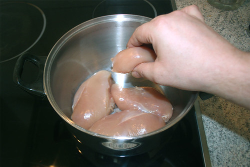 18 - Hähnchenbrust in Topf geben / Put chicken breast in pot