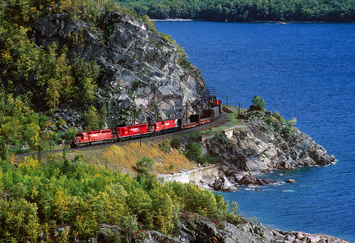 railroad ontario canada water train shoreline cliffs canadianpacific cp lakesuperior cprail freighttrain on coldwell sd402 minkharbour trainno409