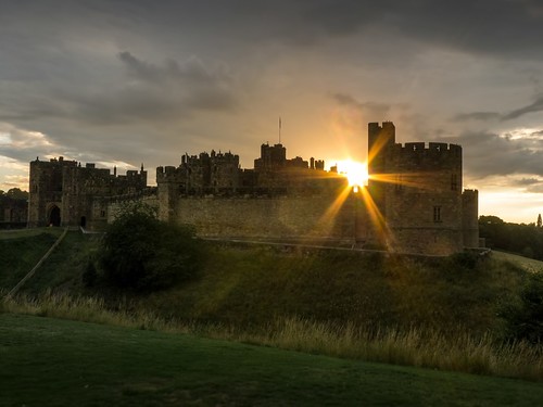 uk sunset england castle lumix evening twilight eveningsun britain dusk panasonic alnwick northumbria sunburst eveninglight alnwickcastle lx5