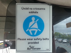 Irland: im Fernbus weist ein Schild darauf hin, dass die Reisenden sich anschnallen müssen - Foto von Roland Richter - www.frar.com