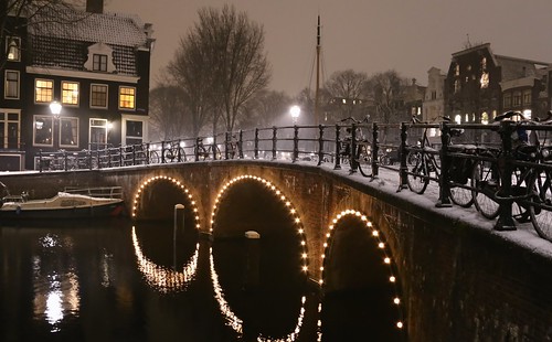 amsterdam pastoorsbrug brouwersgracht keizersgracht snow covered bikes bycicles holland netherlands canals winter cold wester church jordaan street anne frank house dutch people scooter gezellig cafés snowy snowfall atmosphere colorful windows walk walking bike cozy boat light rembrandt corner water canal weather cool sunset file celcius mokum pakhuis grachtengordel unesco world heritage sled sleding slee seagull nowandthen meeuw seagulls meeuwen bycicle 1°c sun shadows sneeuw brug slippery glad tweedebloemdwarsgracht night flakes evening handheld 100faves topf100