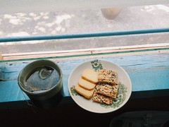2014.2.11：下午茶的時光 — Karen從越南帶回來的百合花茶配上也是Karen送我的手工餅乾。