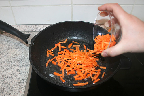 28 - Möhren in die Pfanne geben / Add carrots to pan